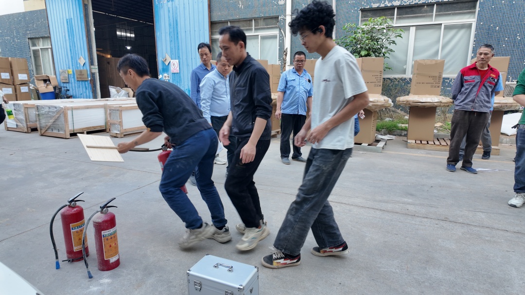 扑救行动组火速赶往火灾现场