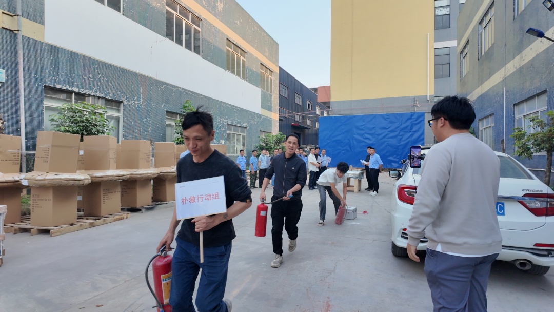 扑救行动组火速赶往火灾现场