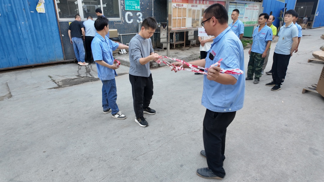 安全警戒组拉警戒线