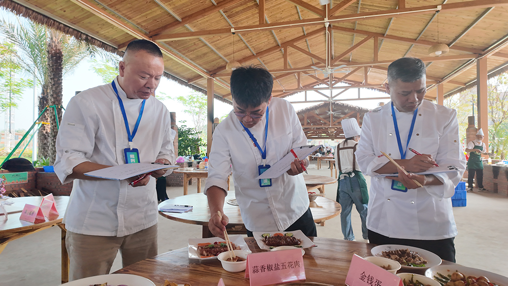 评审团品尝度高酒店家具职工参赛菜品