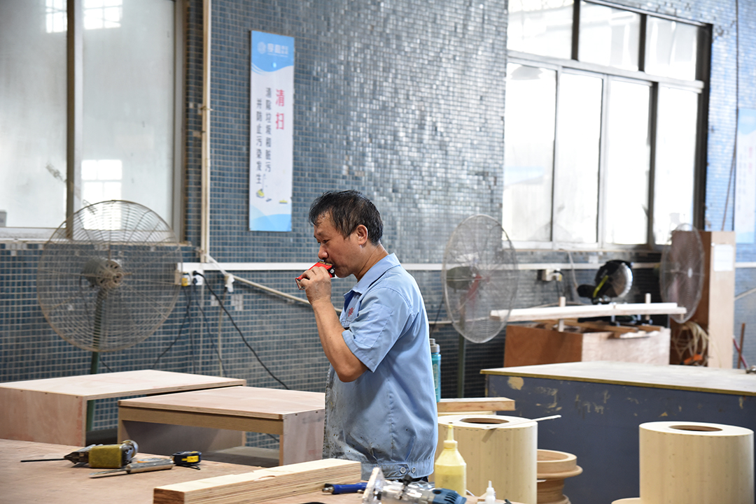 度高家具车间员工饮用解暑凉茶实拍