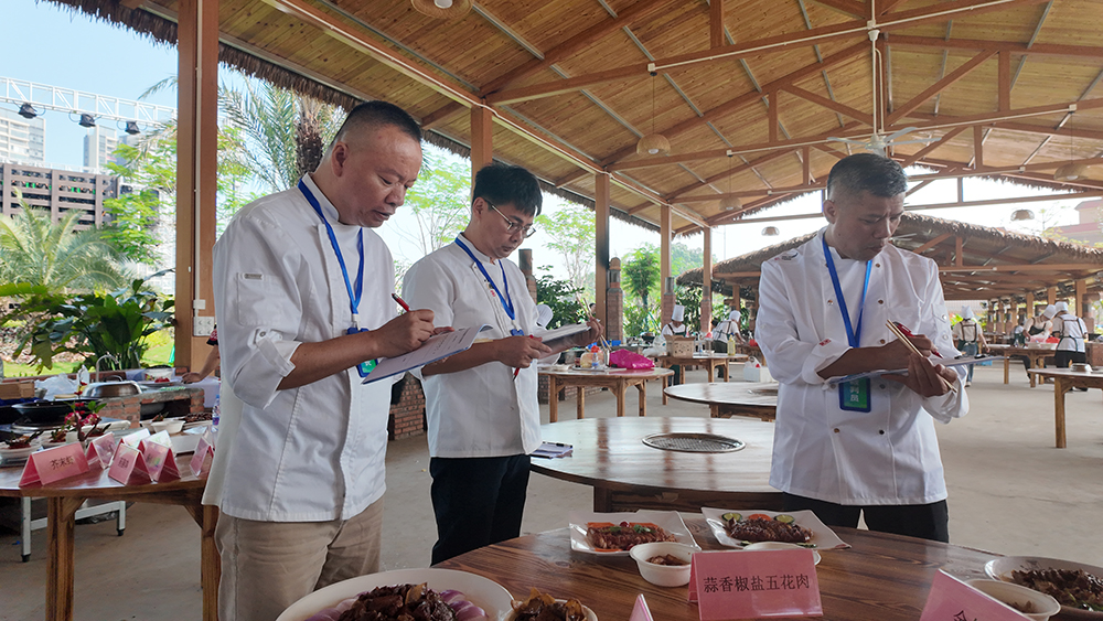 评审团为度高酒店家具职工参赛菜品打分