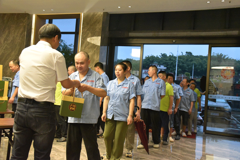 酒店家具企业员工关怀 - 端午礼盒发放
