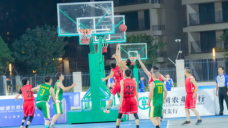 度高酒店家具篮球队队员们身姿矫健、斗志昂扬 度高酒店家具篮球队队员们身姿矫健、斗志昂扬