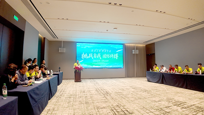 度高酒店家具董事长王茂灯上台致辞