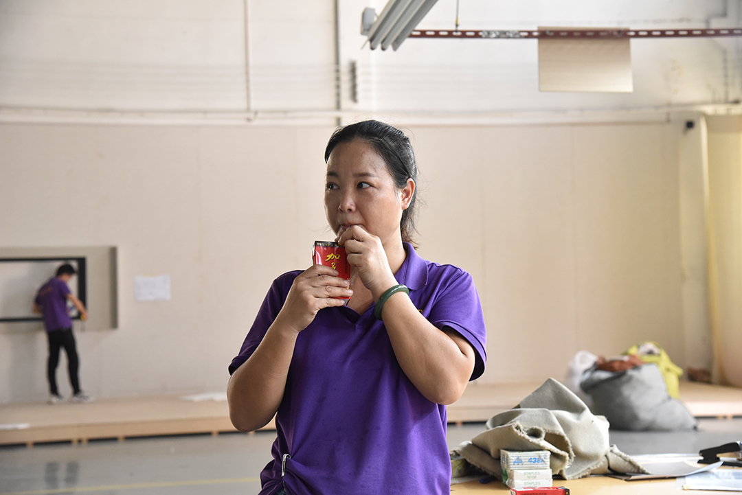 度高家具车间员工饮用解暑凉茶实拍