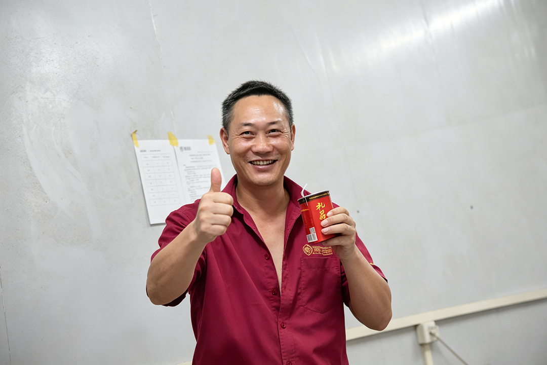 度高家具车间员工饮用解暑凉茶实拍