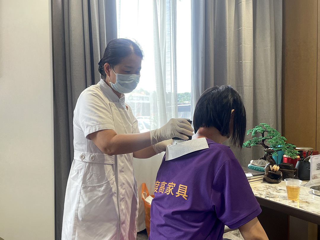 医护人员为度高家具职工做刮痧理疗