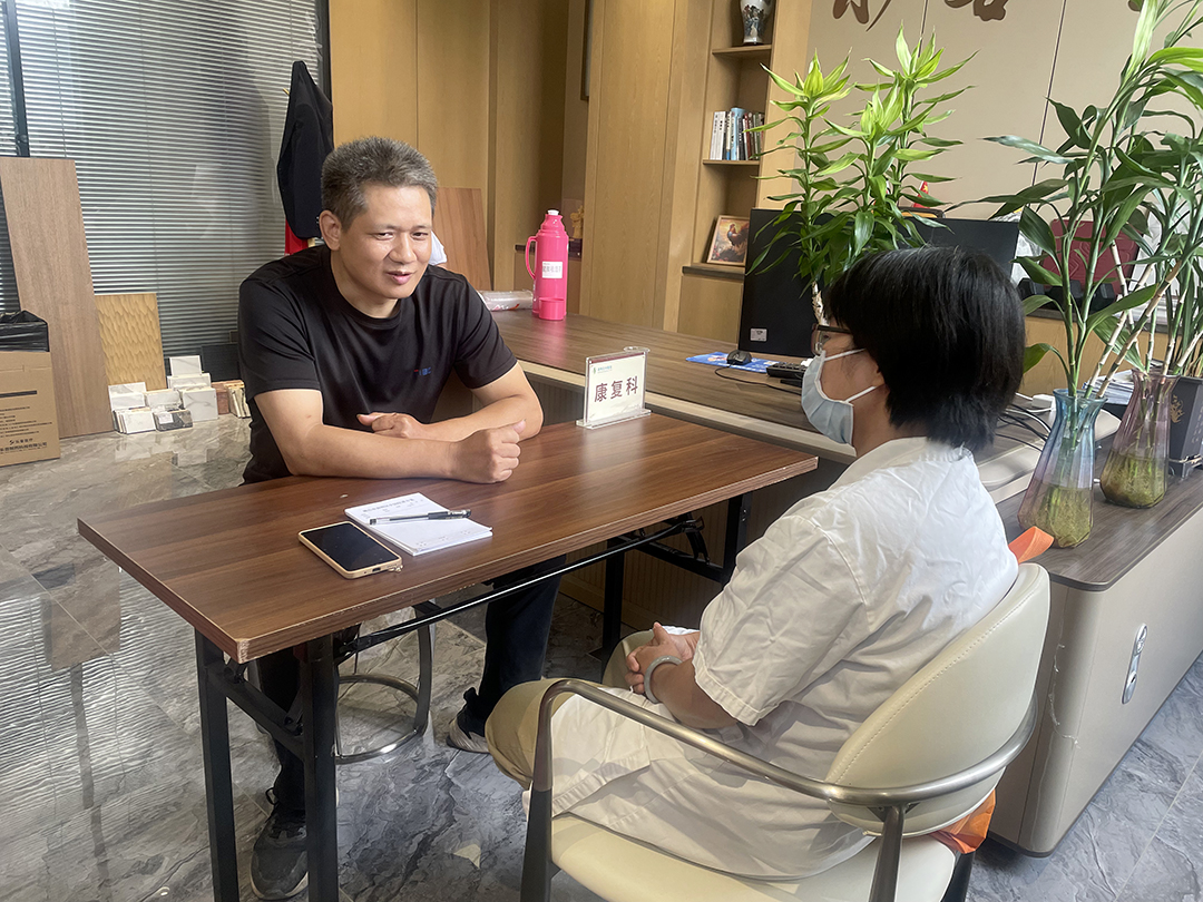 广东酒店家具源头工厂职工中医把脉问诊实拍