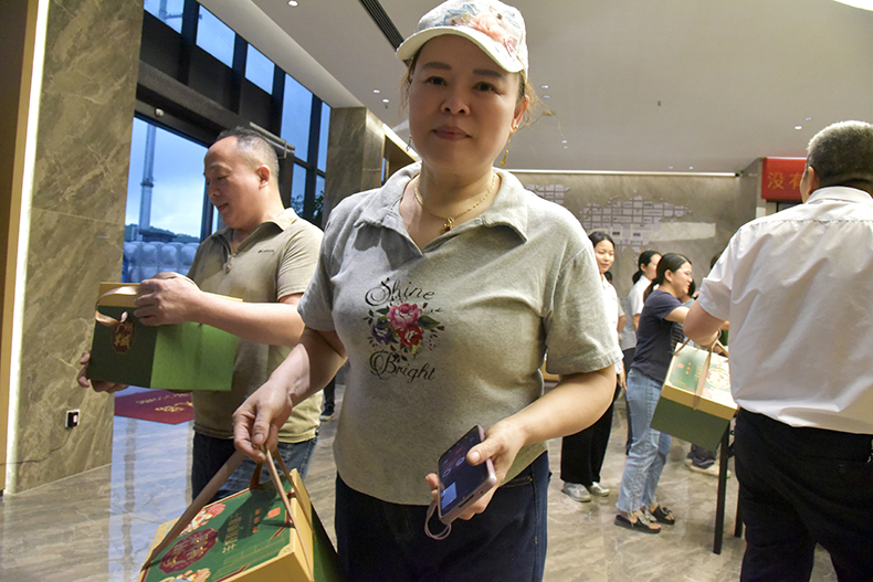 度高家具各岗位员工领取端午福利