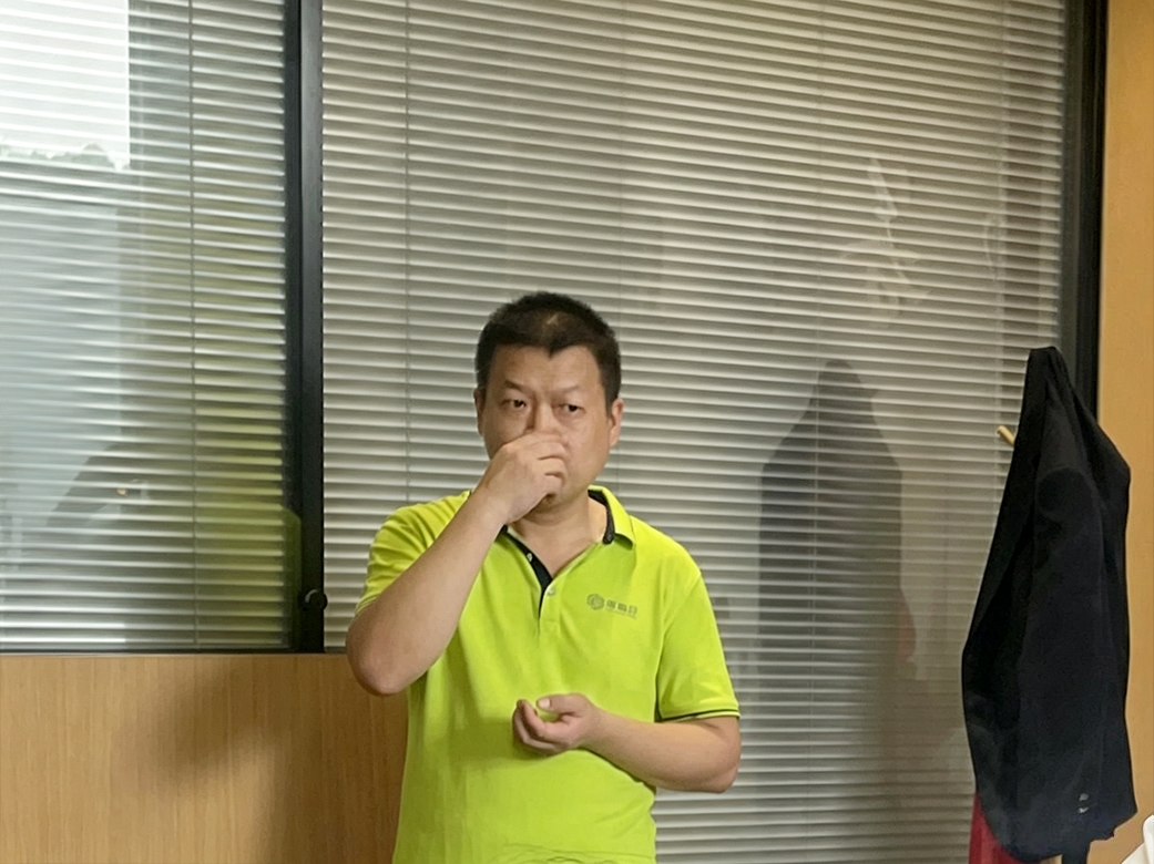 酒店家具厂员工品尝健脾祛湿养生茶