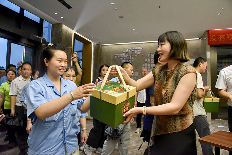 度高家具管理层为员工送上端午礼品