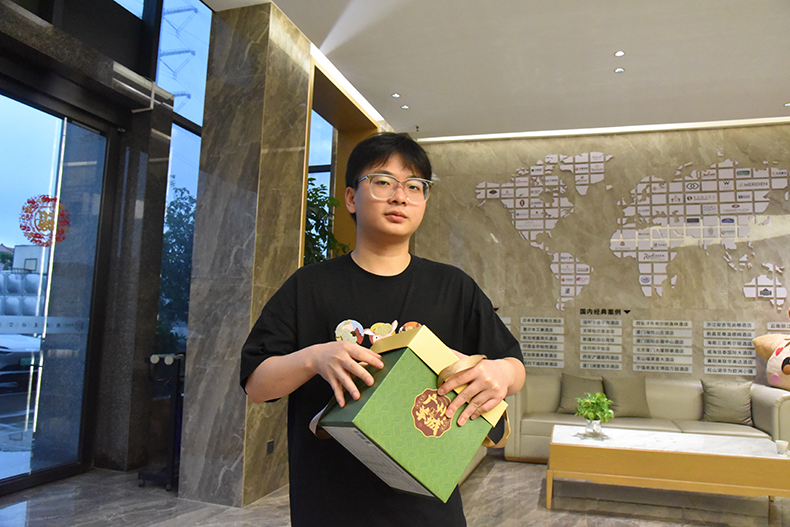 度高家具各岗位员工领取端午福利