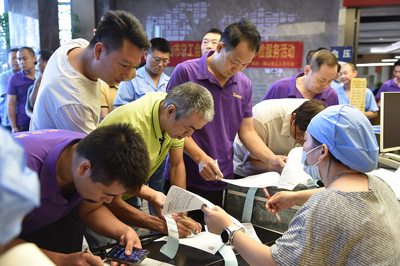 度高家具员工健康体检|有序排队登记 度高家具员工健康体检|有序排队登记