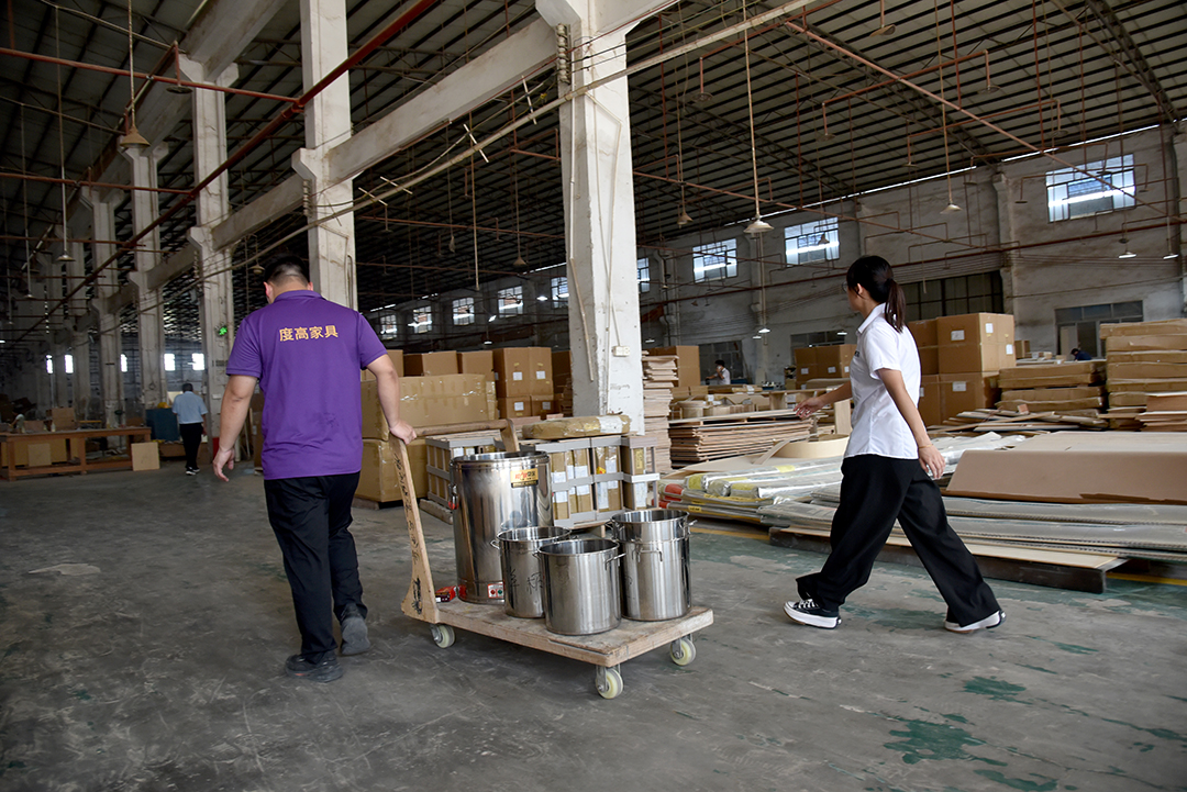 酒店家具企业员工关怀 - 厂区供应消暑凉茶