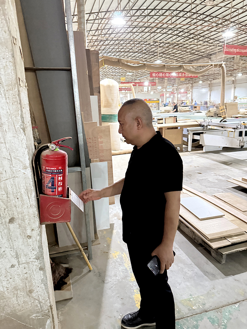 5月21日，度高家具生产车间开展安全消防检查工作