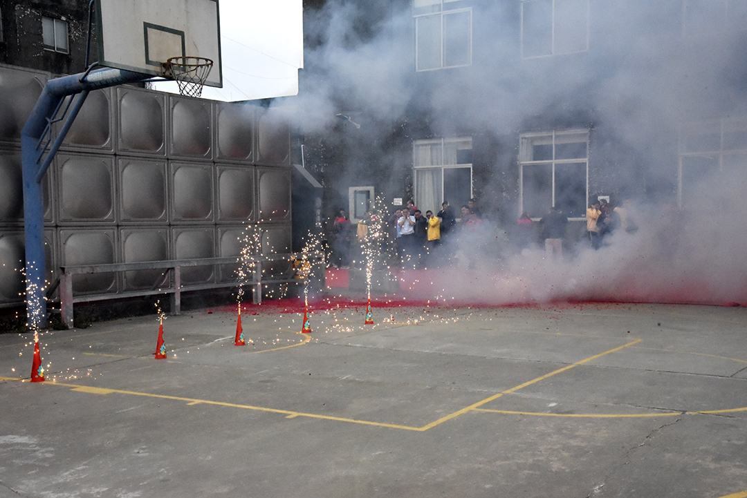 鞭炮与礼花齐鸣 鞭炮与礼花齐鸣