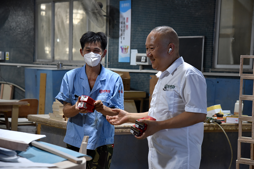 家具生产车间夏季消暑凉茶发放现场