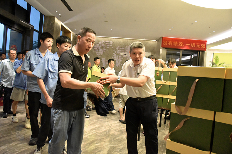 度高家具管理层为员工送上端午礼品