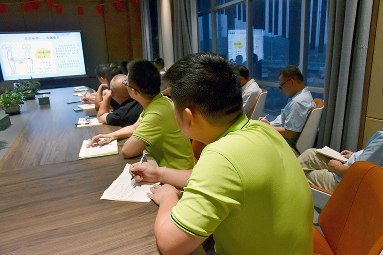 酒店家具厂骨干员工集中学习沟通技巧