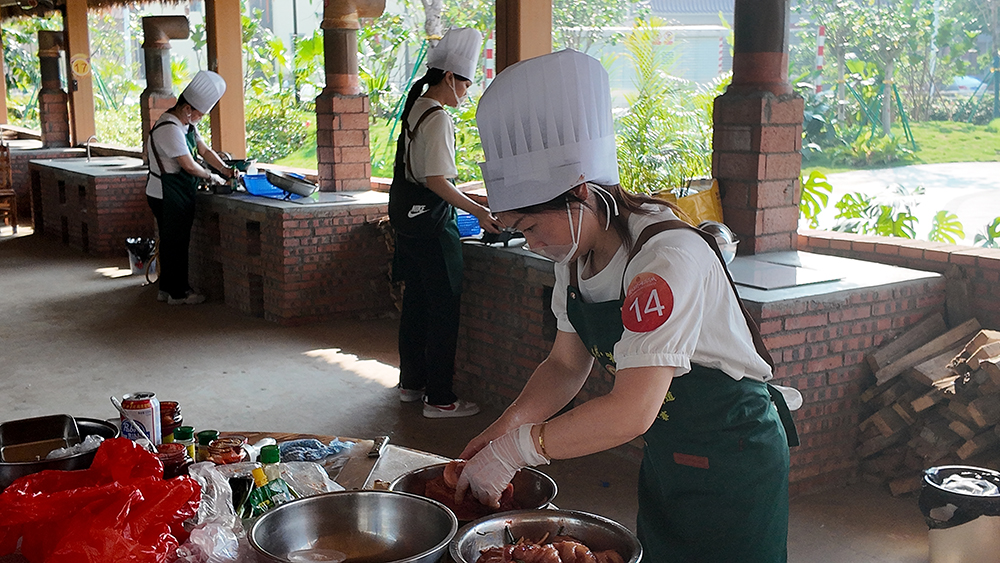 度高家具后勤职工匠心烹饪现场