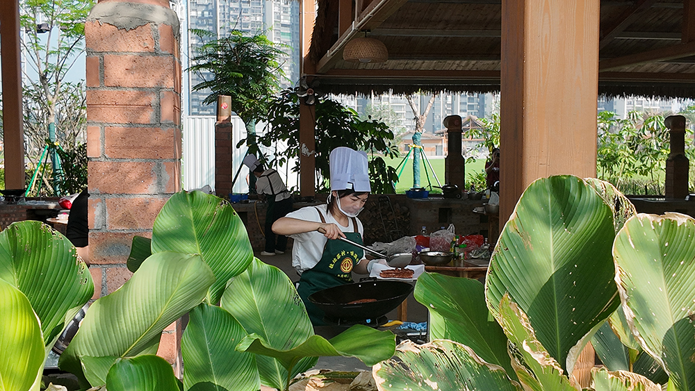度高家具后勤职工匠心烹饪现场
