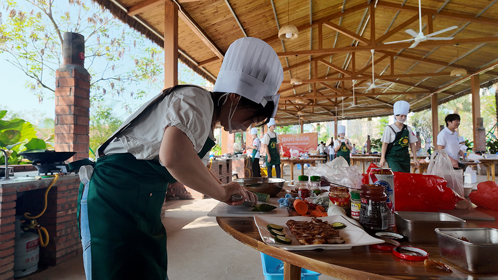 度高家具后勤职工匠心烹饪现场
