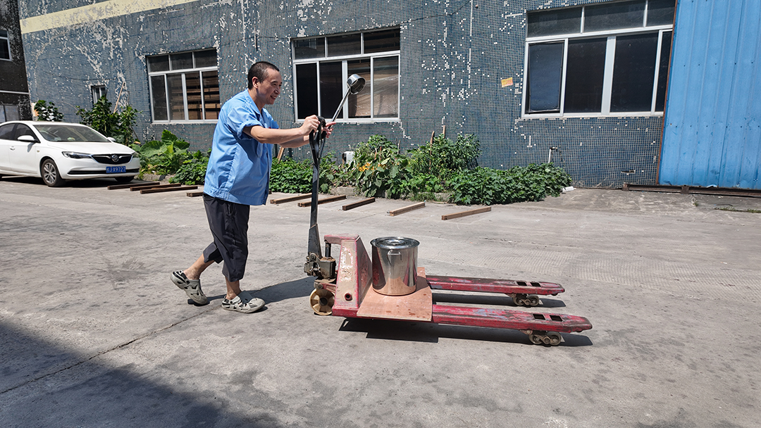 度高家具为员工准备防暑降温广式凉茶