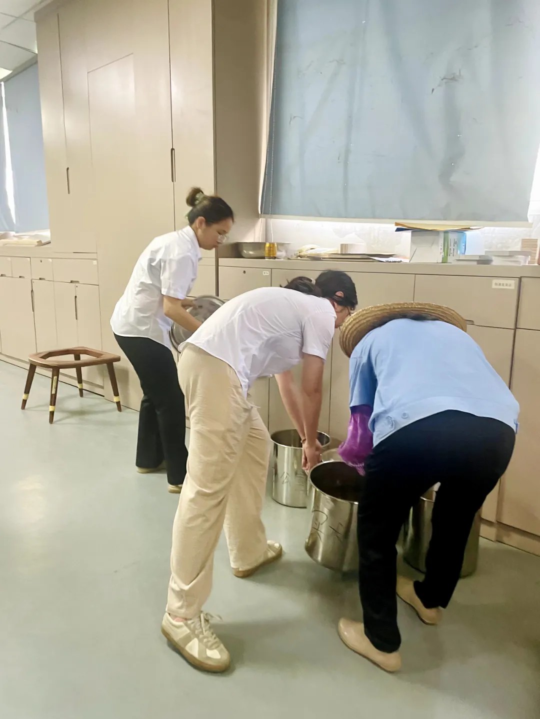 绿豆汤消暑意，关怀沁人心丨度高酒店家具开展防暑降温送清凉活动