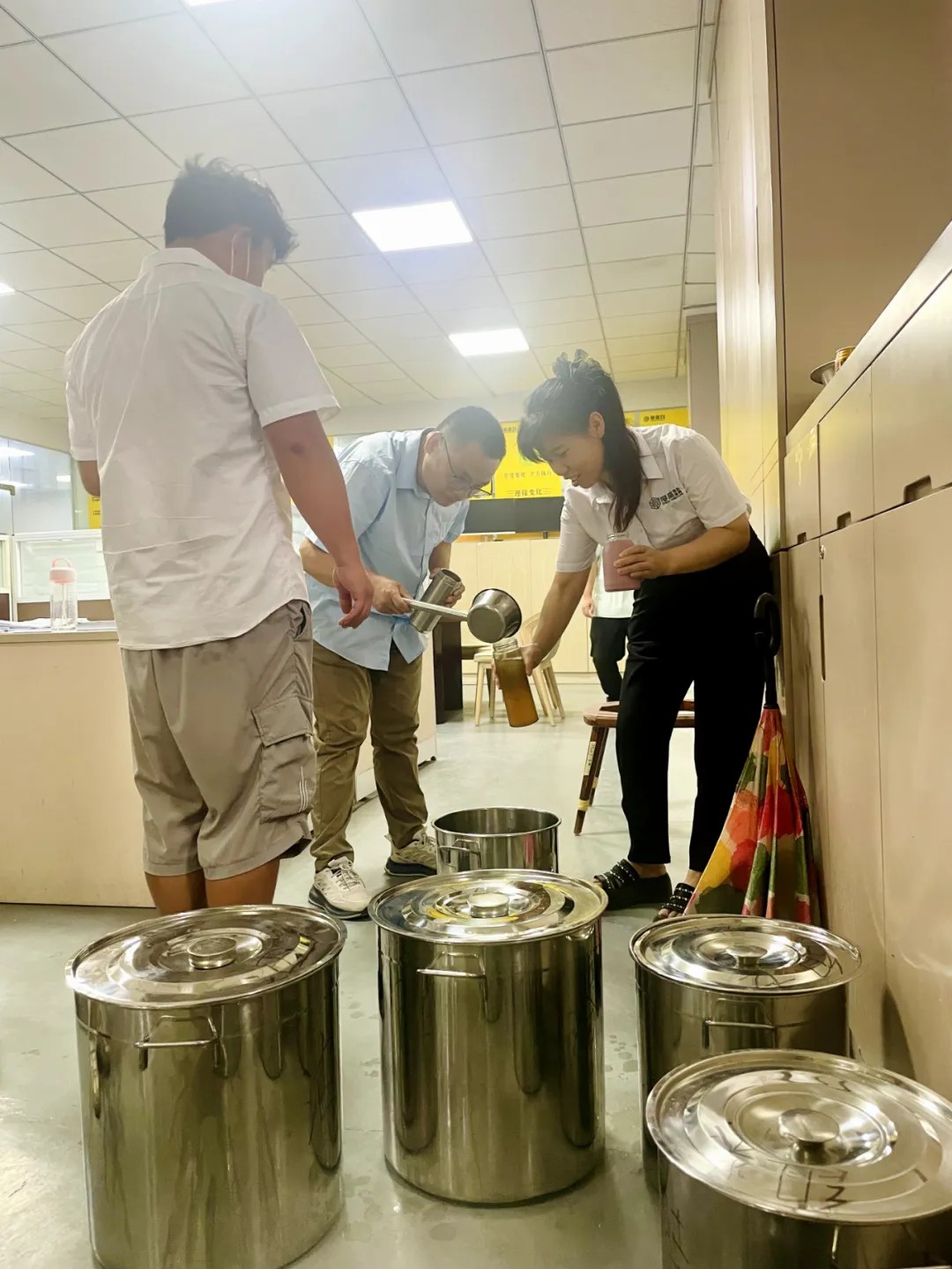 绿豆汤消暑意，关怀沁人心丨度高酒店家具开展防暑降温送清凉活动