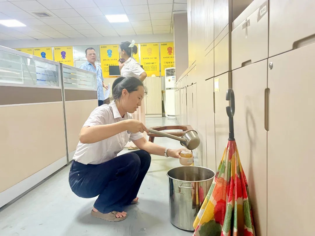 绿豆汤消暑意，关怀沁人心丨度高酒店家具开展防暑降温送清凉活动