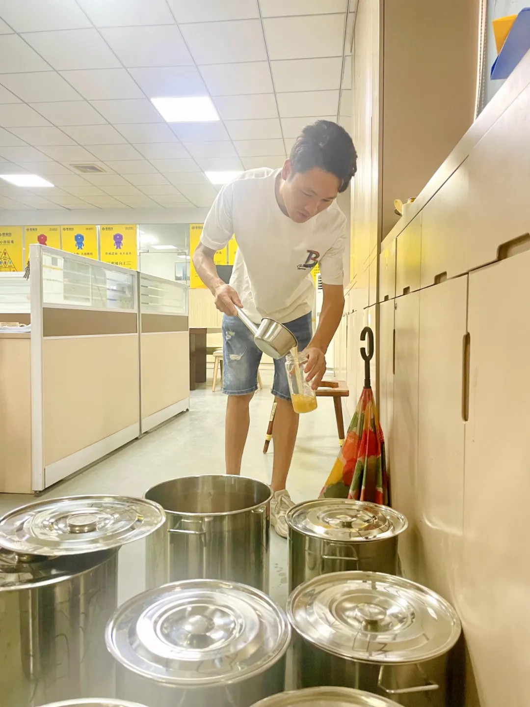 绿豆汤消暑意，关怀沁人心丨度高酒店家具开展防暑降温送清凉活动