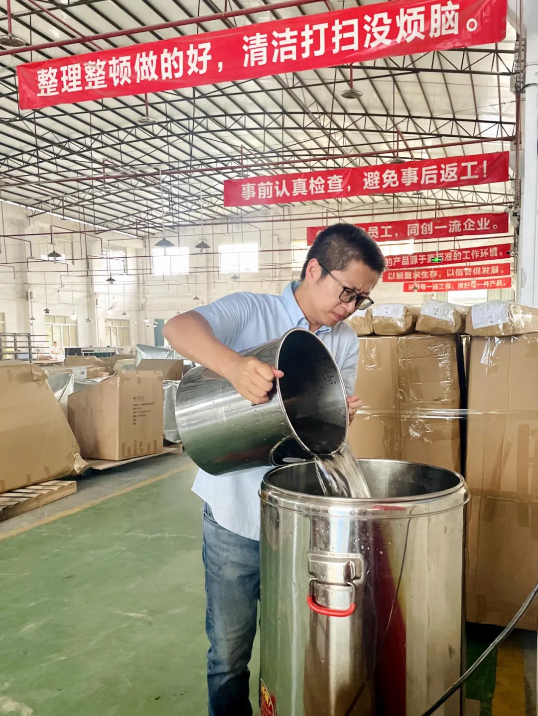 绿豆汤消暑意，关怀沁人心丨度高酒店家具开展防暑降温送清凉活动