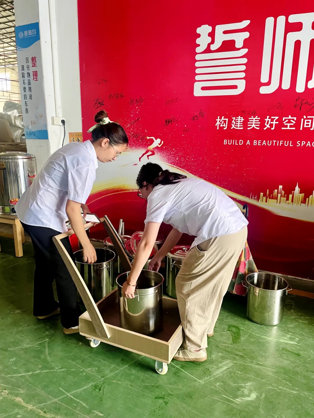 绿豆汤消暑意，关怀沁人心丨度高酒店家具开展防暑降温送清凉活动