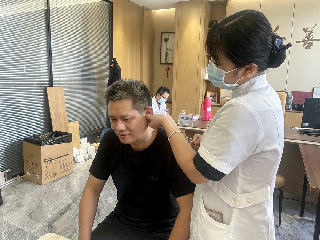 家具厂职工体验耳穴压豆中医适宜技术