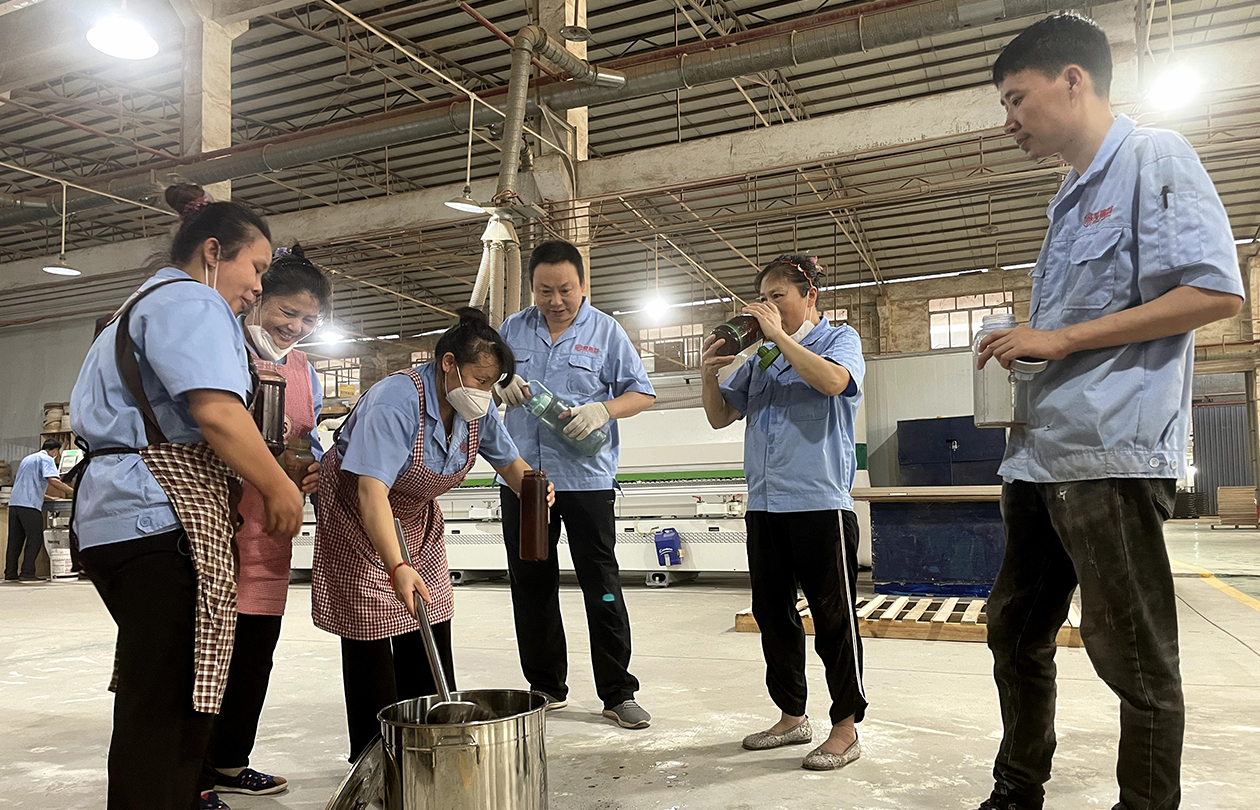 为酷暑降温，让关爱升温丨度高家具持续为一线员工发放消暑凉茶