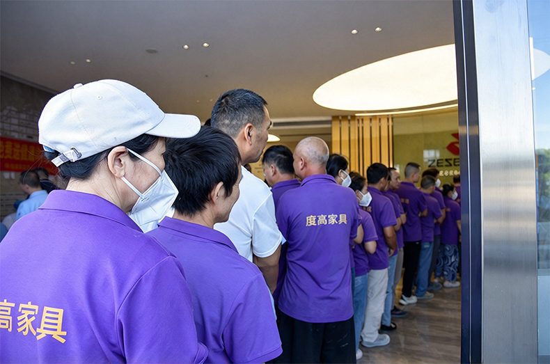 度高酒店家具员工有序排队体检 度高酒店家具员工有序排队体检
